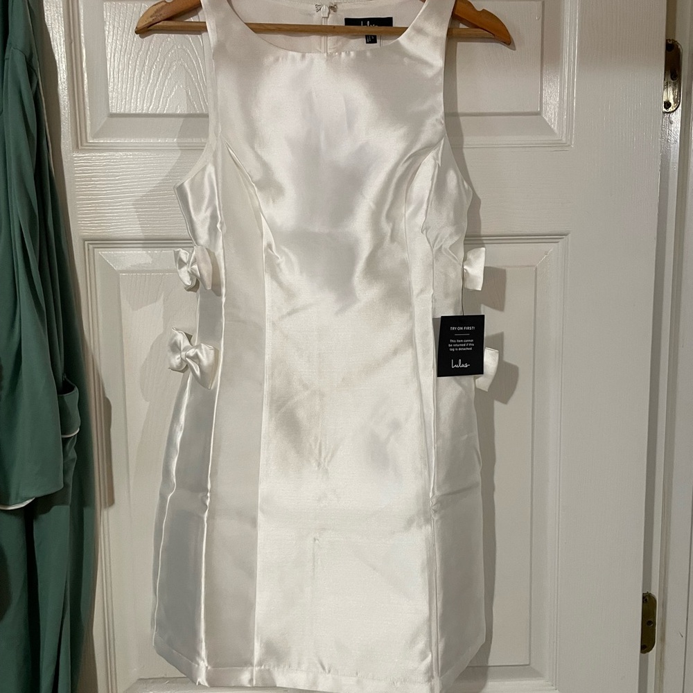 Elegant White Mini Dress with Bow Accents - Picture 5 of 11